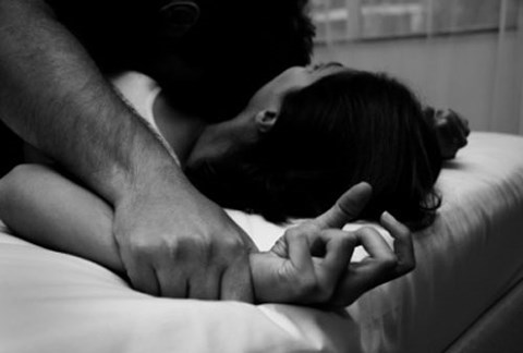 Ngoại tình với ''Trai Lạ'', một phụ nữ bị tống tiền bằng ảnh nóng